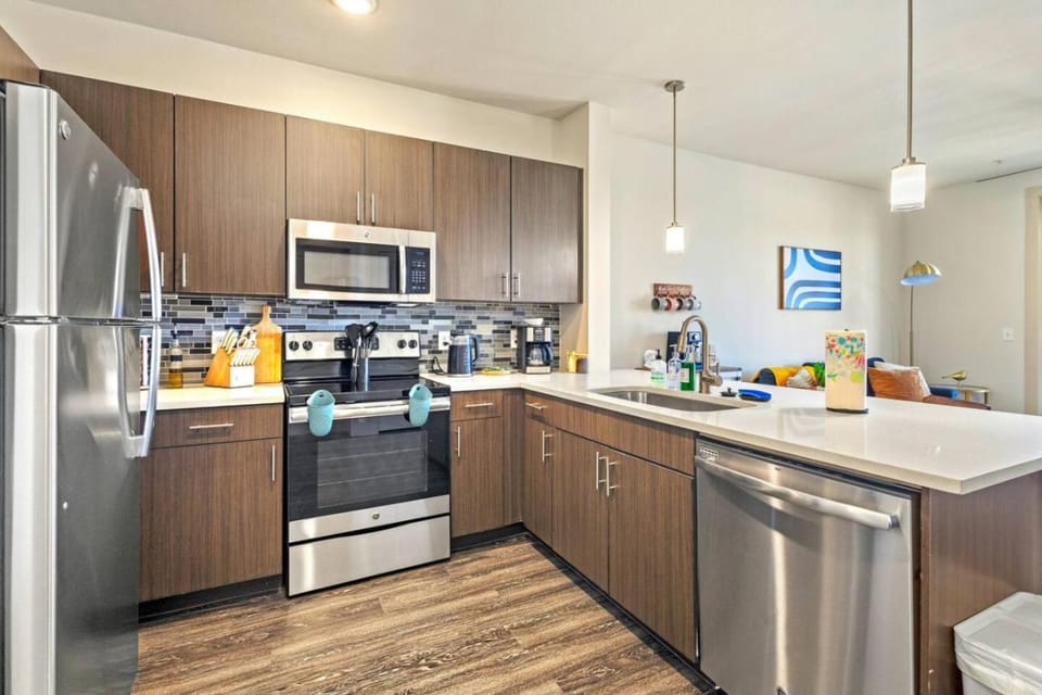 Sunlit Suite w Resort Pool - Gym by Midtown Blvd Apartment in Dallas
