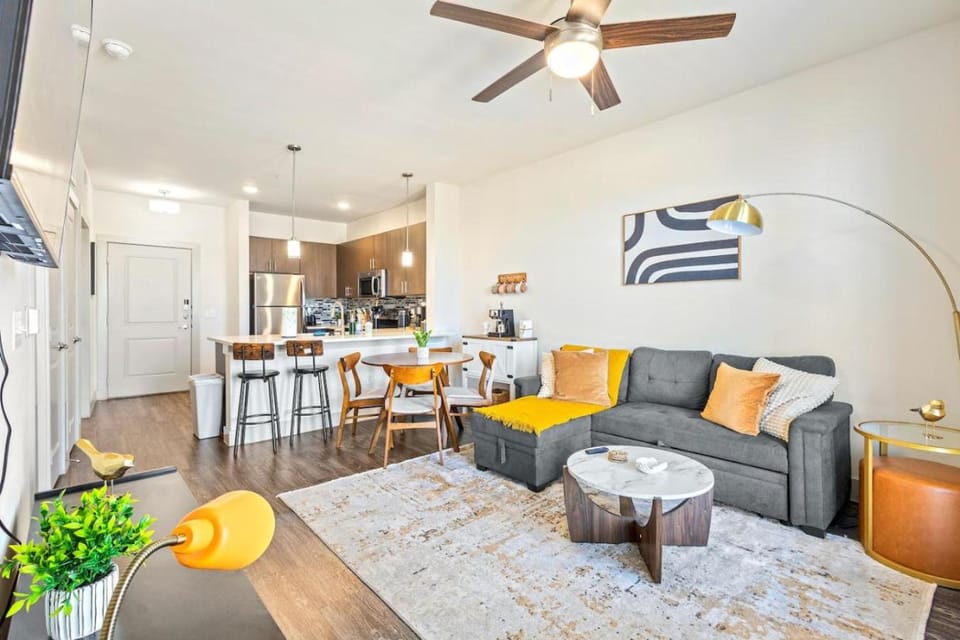 Sunlit Suite w Resort Pool - Gym by Midtown Blvd Apartment in Dallas