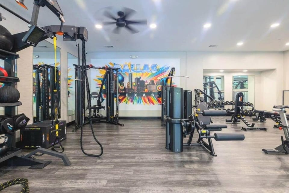 Sunlit Suite w Resort Pool - Gym by Midtown Blvd Apartment in Dallas