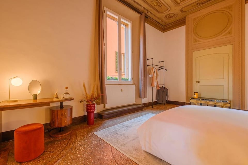 Luxury Historic Frescoed Noble Floor in Central Bologna Apartment in Bologna