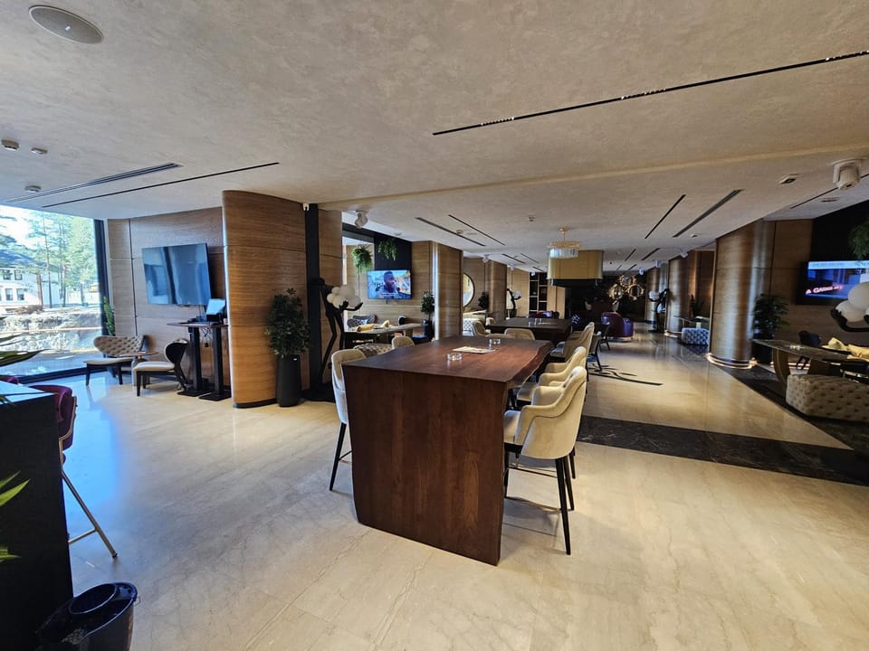 Restaurant/places to eat, Communal lounge/ TV room, Banquet/Function facilities, Seating area, Evening entertainment