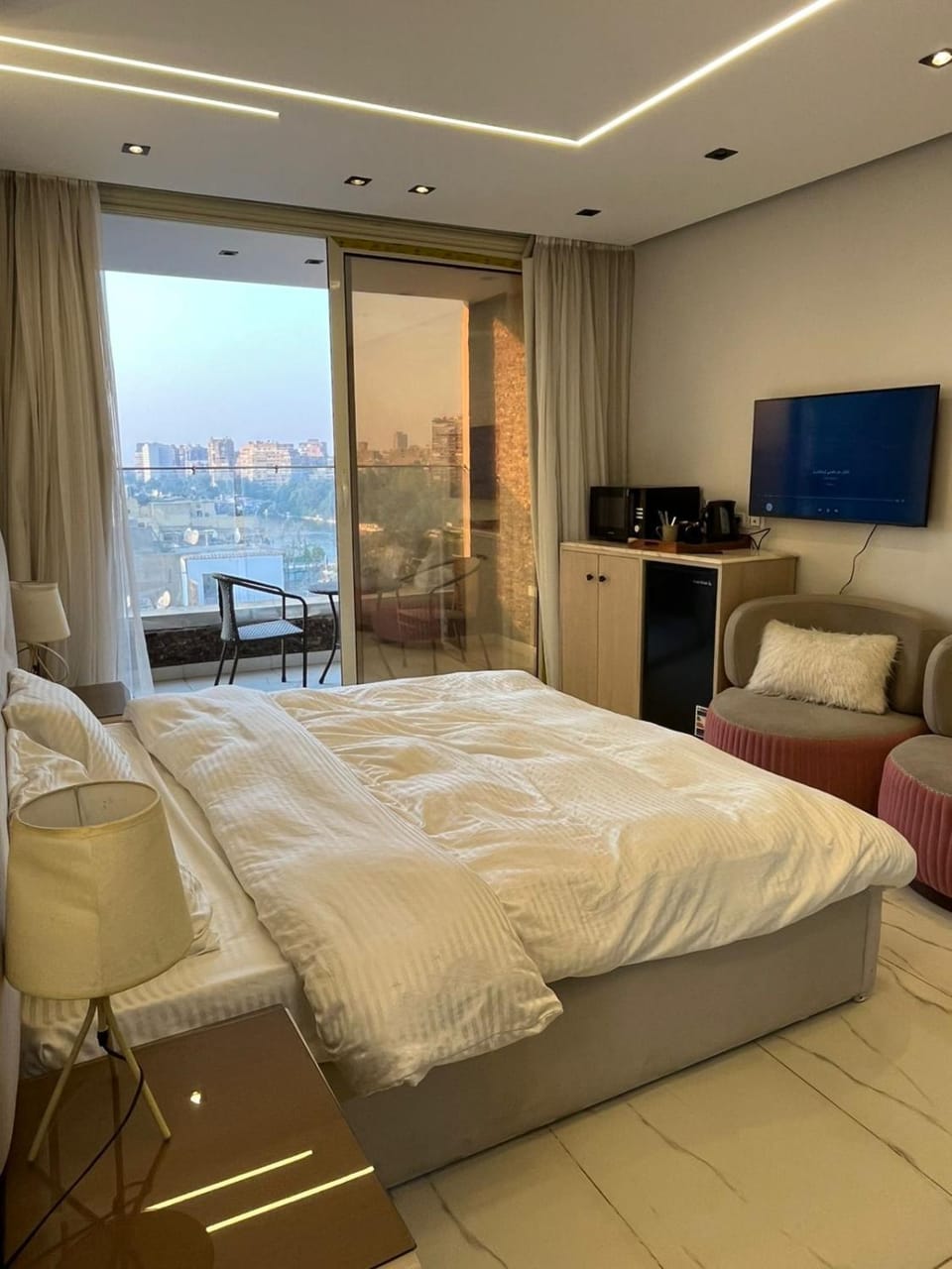 Bed, TV and multimedia, Kitchen or kitchenette, Living room, Photo of the whole room, Seating area, Bedroom