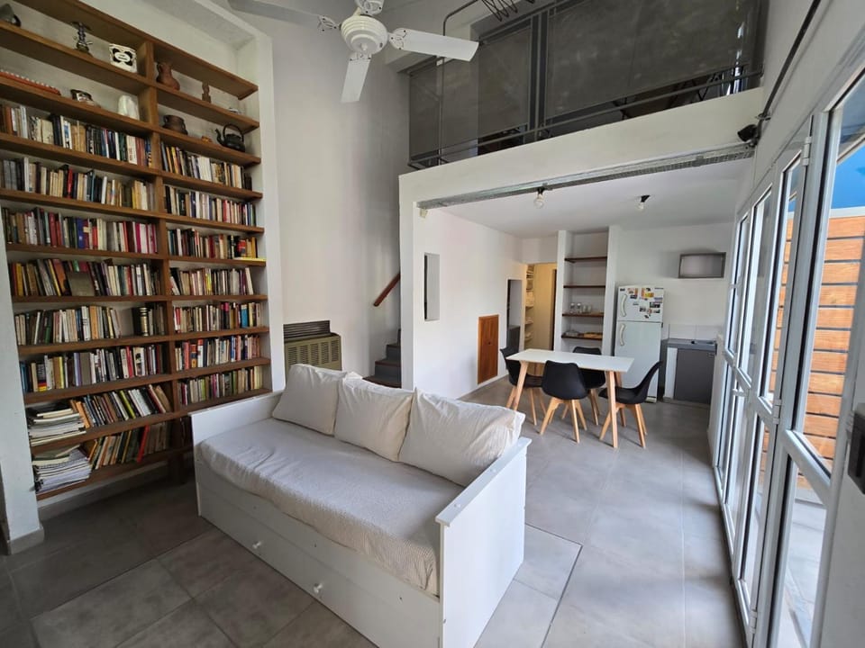 Bed, Library, TV and multimedia, Seating area