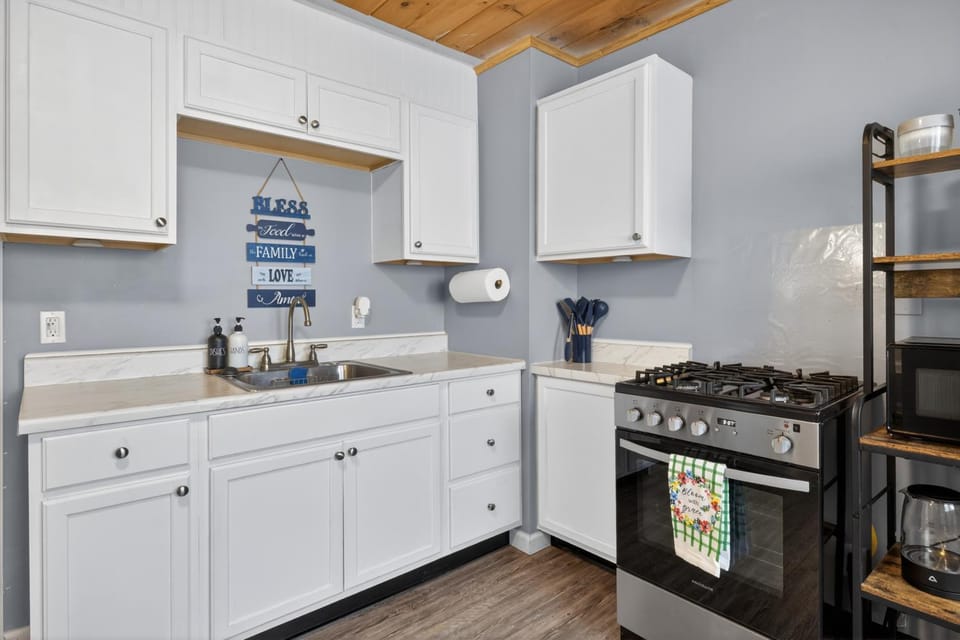Kitchen or kitchenette, kitchen