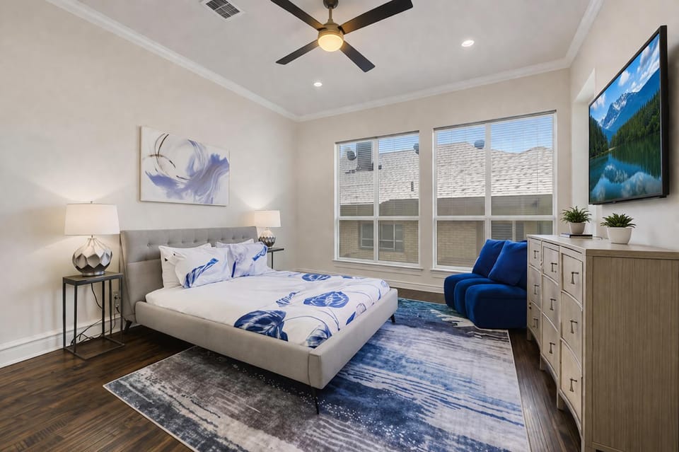 Luxury Oak Lawn Home | Game Room, Parking, Balcony House in Dallas