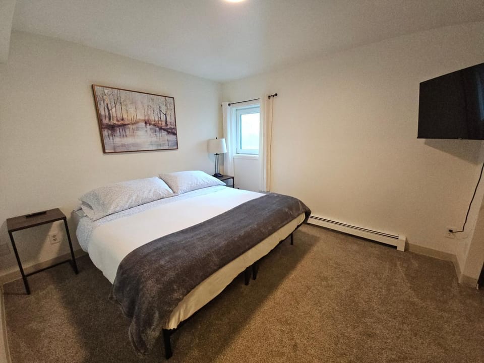 Stylish 3-Bedroom Near Downtown Fairbanks Apartment in Fairbanks