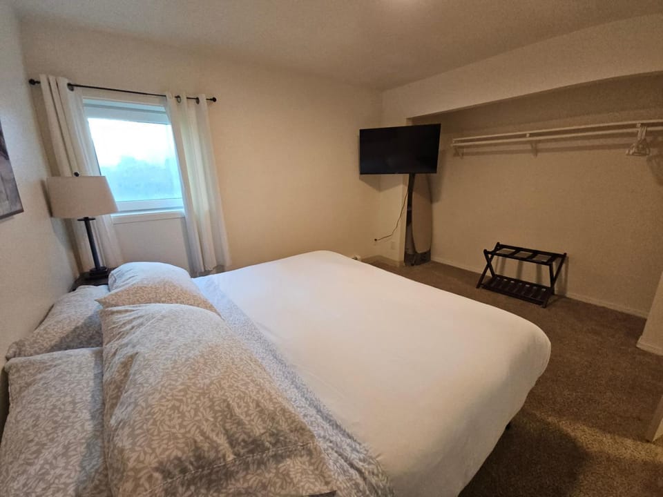 Stylish 3-Bedroom Near Downtown Fairbanks Apartment in Fairbanks