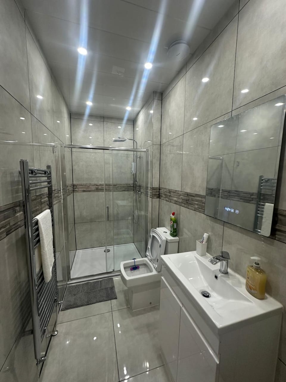 Shower, Toilet, towels