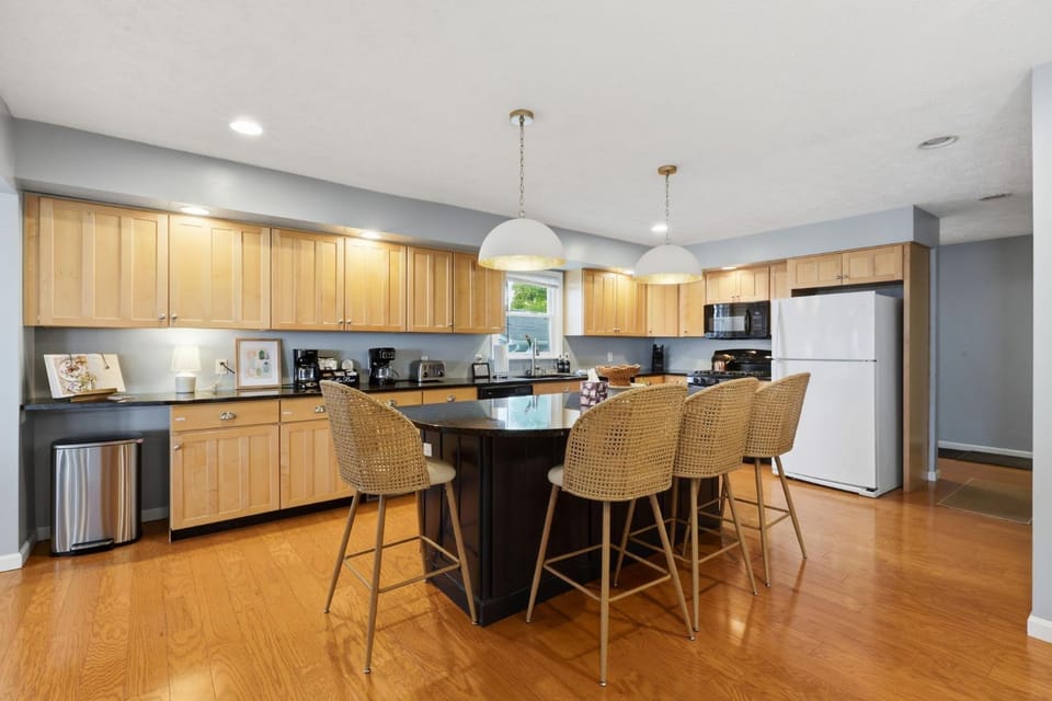 Lakefront Home in Madison - Private Beach House in Lake Erie