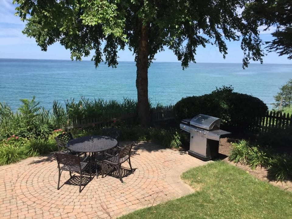 Lakefront Home in Madison - Private Beach House in Lake Erie