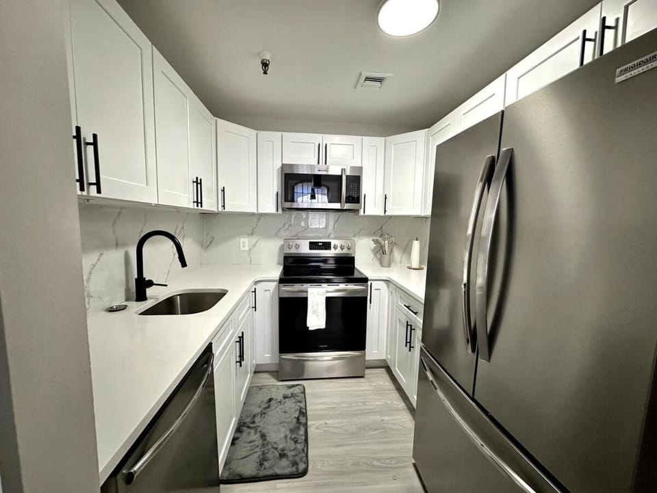 Private Entrance Cozy Apt Bright Modern Apartment in Albany
