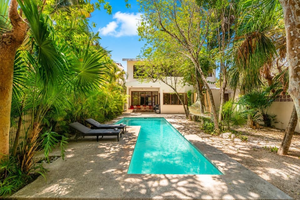Property building, Patio, Spring, Day, Garden, Garden view, Pool view, Swimming pool, sunbed