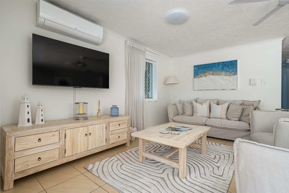 TV and multimedia, Living room, Seating area, air conditioner