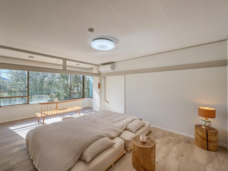 Photo of the whole room, Bedroom