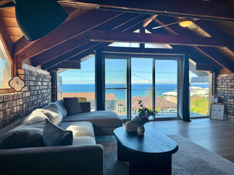 Treehouse Waterview at Caves Beach! House in Lake Macquarie
