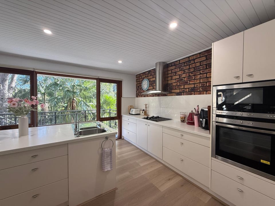 Treehouse Waterview at Caves Beach! House in Lake Macquarie