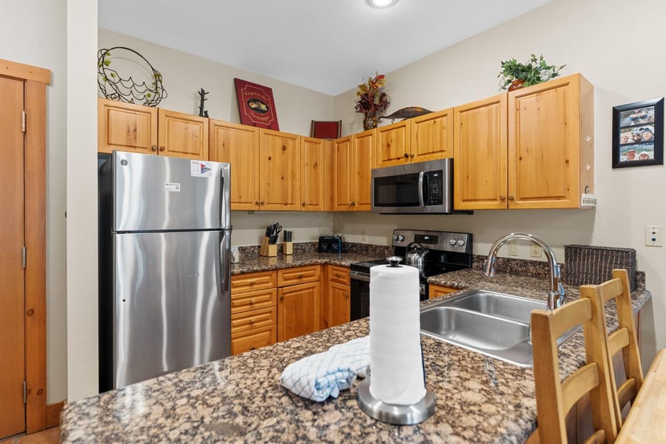 Kitchen or kitchenette, microwave, oven, kitchen