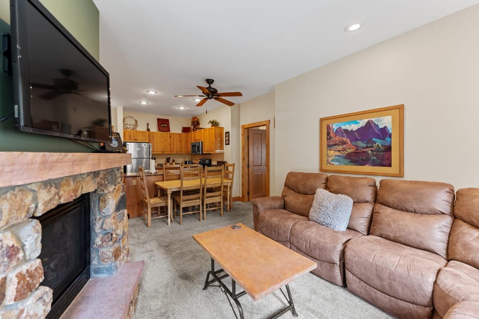Day, TV and multimedia, Kitchen or kitchenette, Living room, Seating area, Dining area, Mountain view, fireplace, furniture