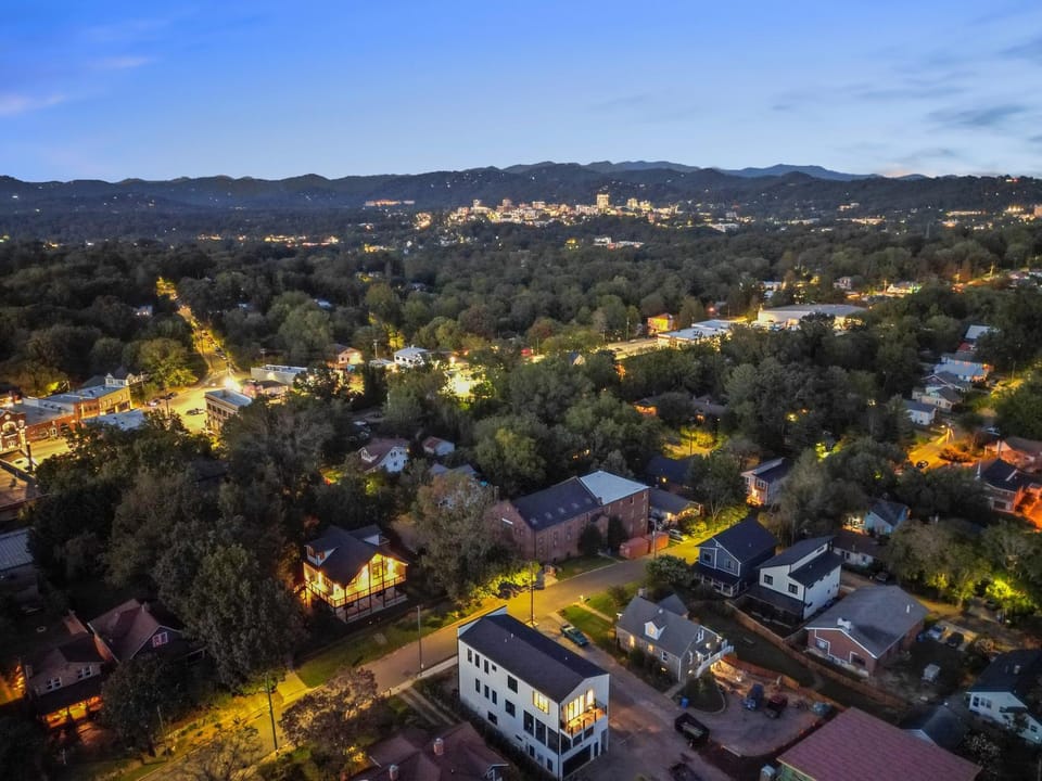 Penthouse West - Mountain Views Apartment in Asheville