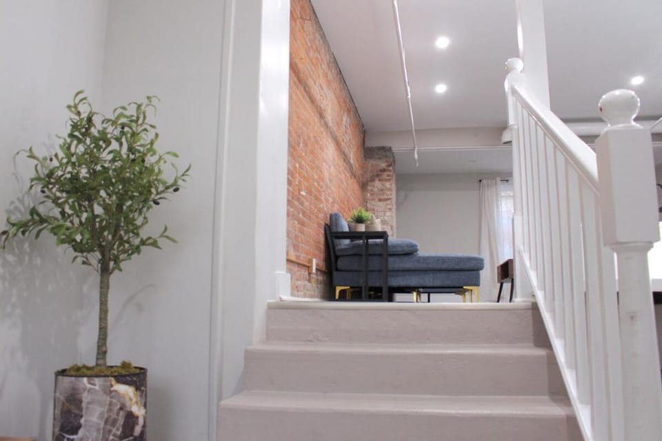 2 bdrm Modern & Hip Apt with Private Patio Apartment in Albany