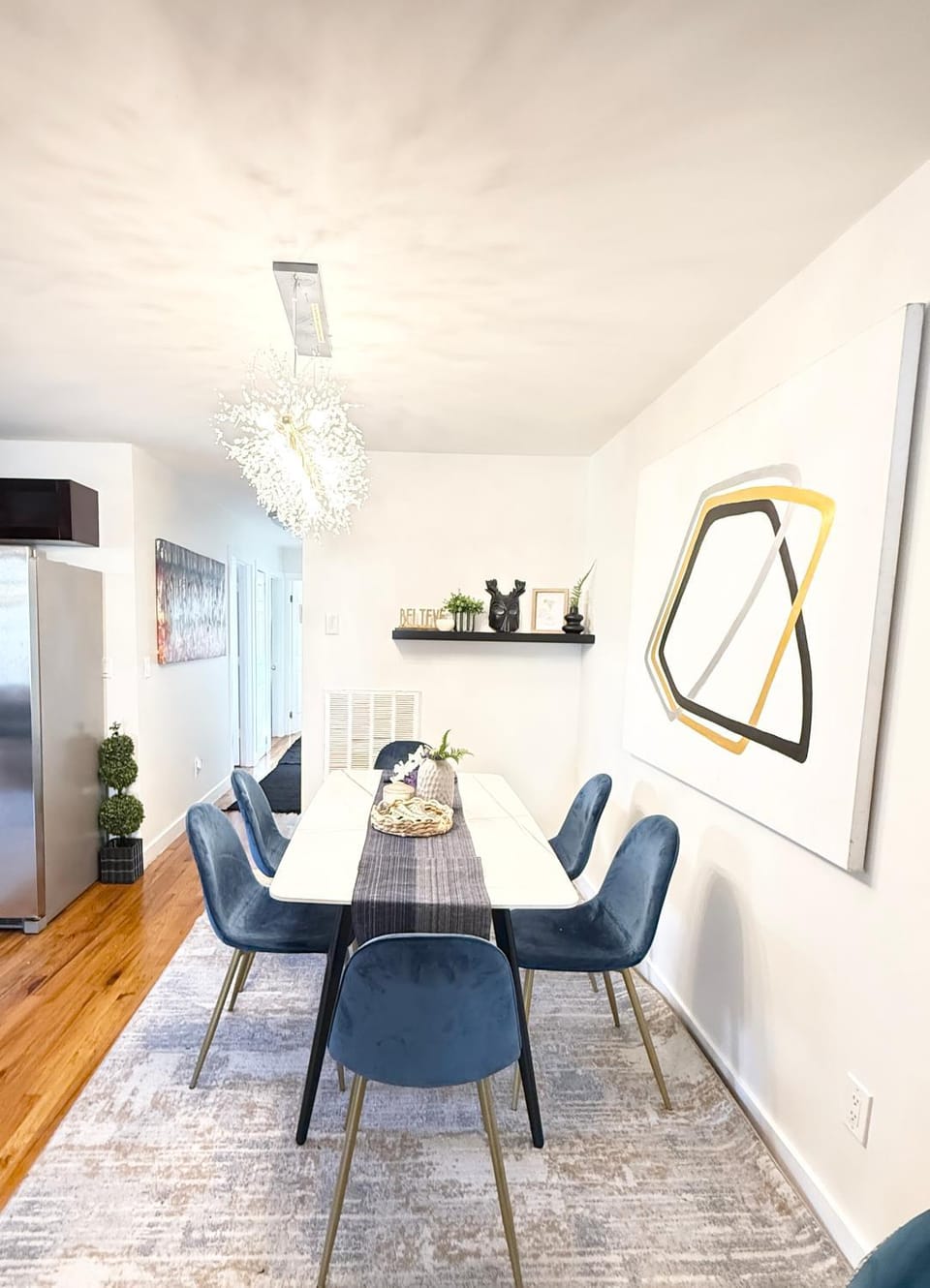 Kitchen or kitchenette, Living room, Seating area, Dining area