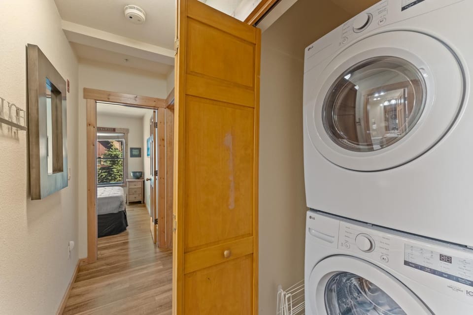 Day, Bedroom, laundry, washing machine, dryer