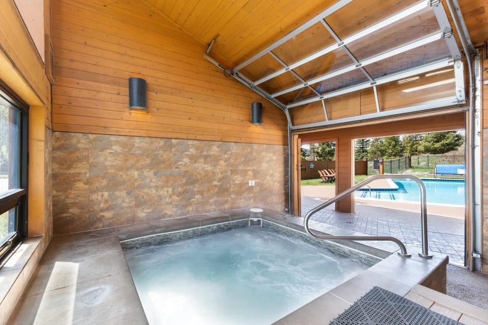 Tennis Townhome #1327 : 2 225 Apartment in Keystone