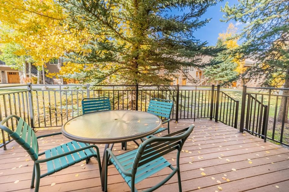 Patio, Day, Seating area, Dining area, Autumn