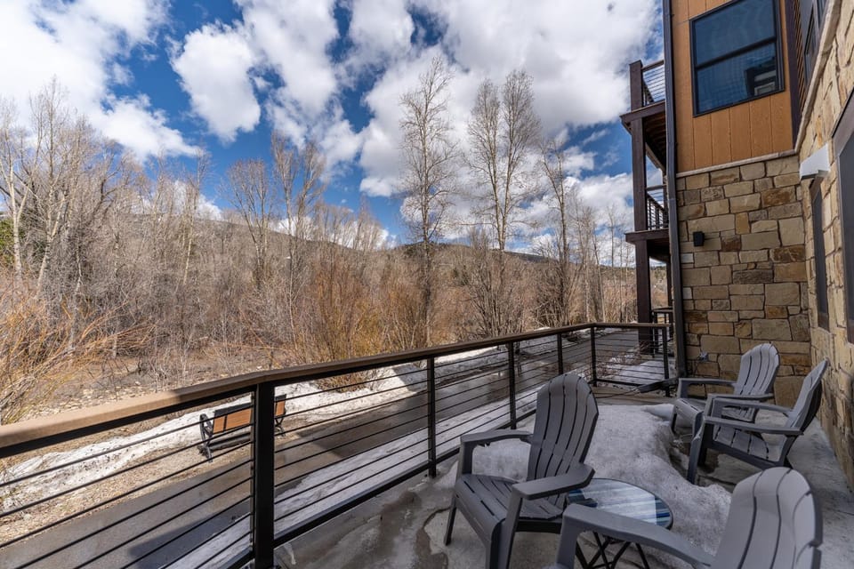 Property building, Day, Natural landscape, Balcony/Terrace, Seating area, Mountain view