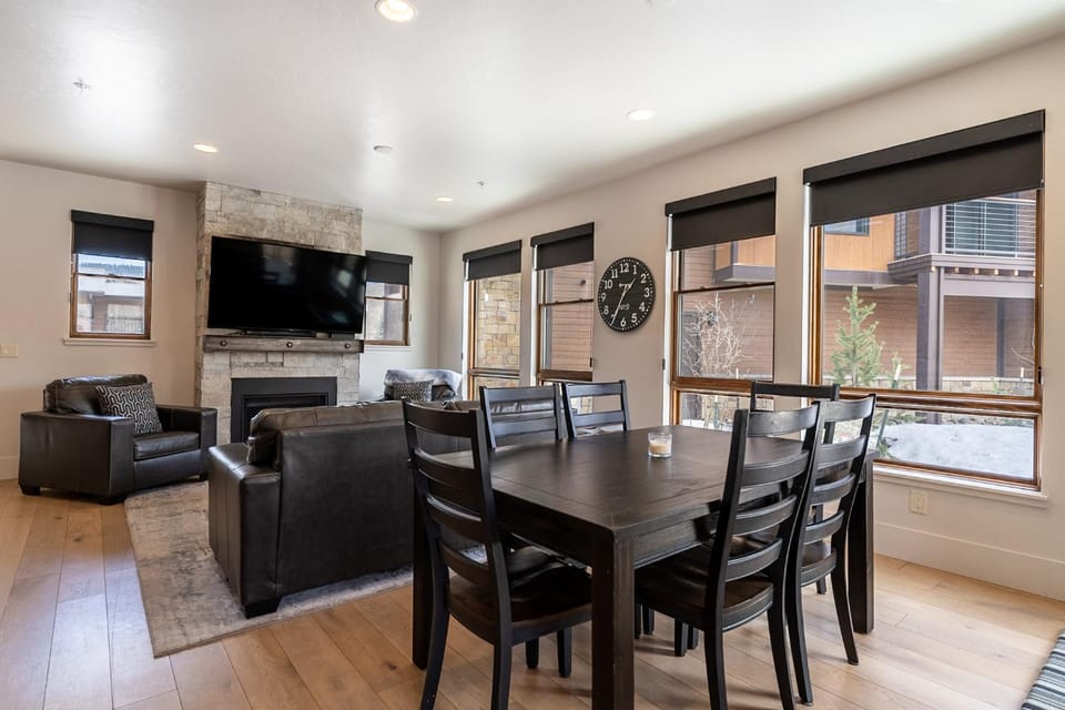 TV and multimedia, Living room, Dining area, fireplace, furniture