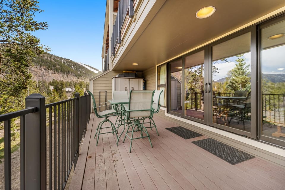 Day, Balcony/Terrace, Seating area, Mountain view, furniture