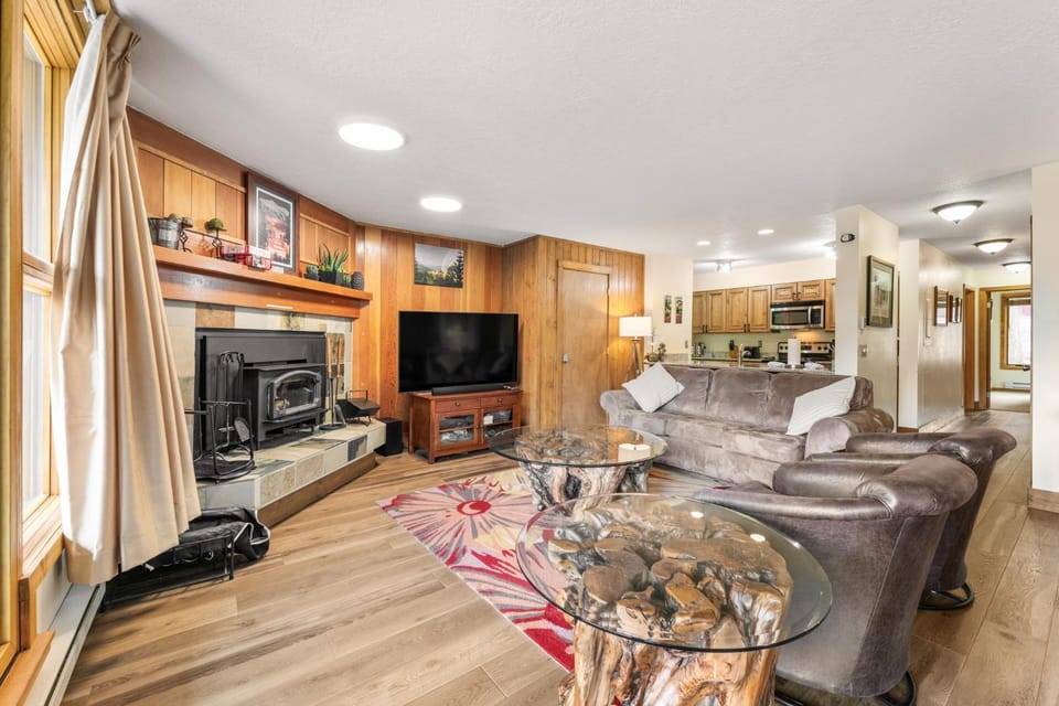 TV and multimedia, Kitchen or kitchenette, Living room, fireplace, furniture
