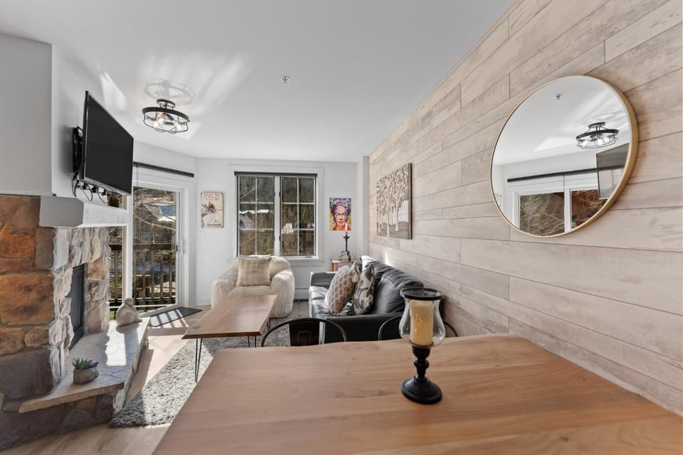 Day, TV and multimedia, Living room, Seating area, fireplace, furniture