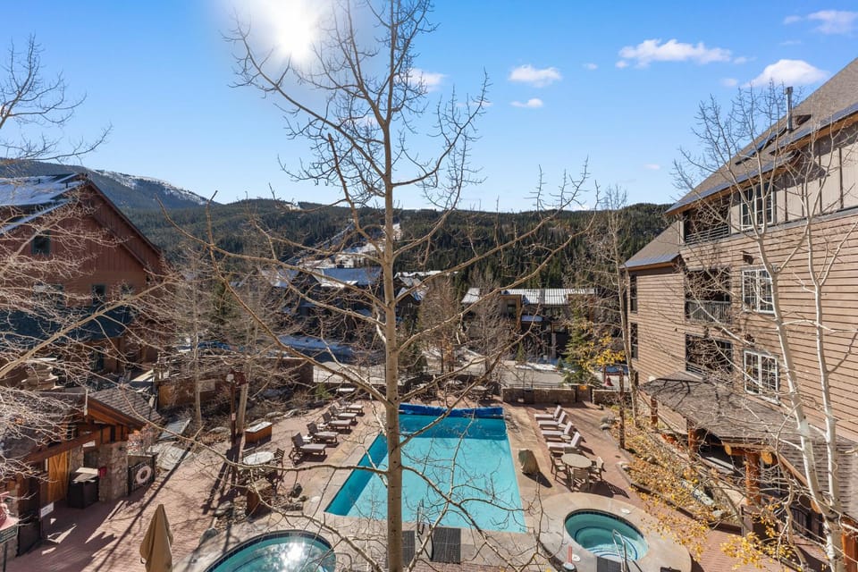 Property building, Day, Natural landscape, Winter, Hot Tub, View (from property/room), Mountain view, Swimming pool, sunbed
