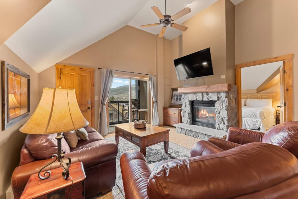 Bed, TV and multimedia, View (from property/room), Living room, Seating area, Bedroom, Mountain view, fireplace, furniture