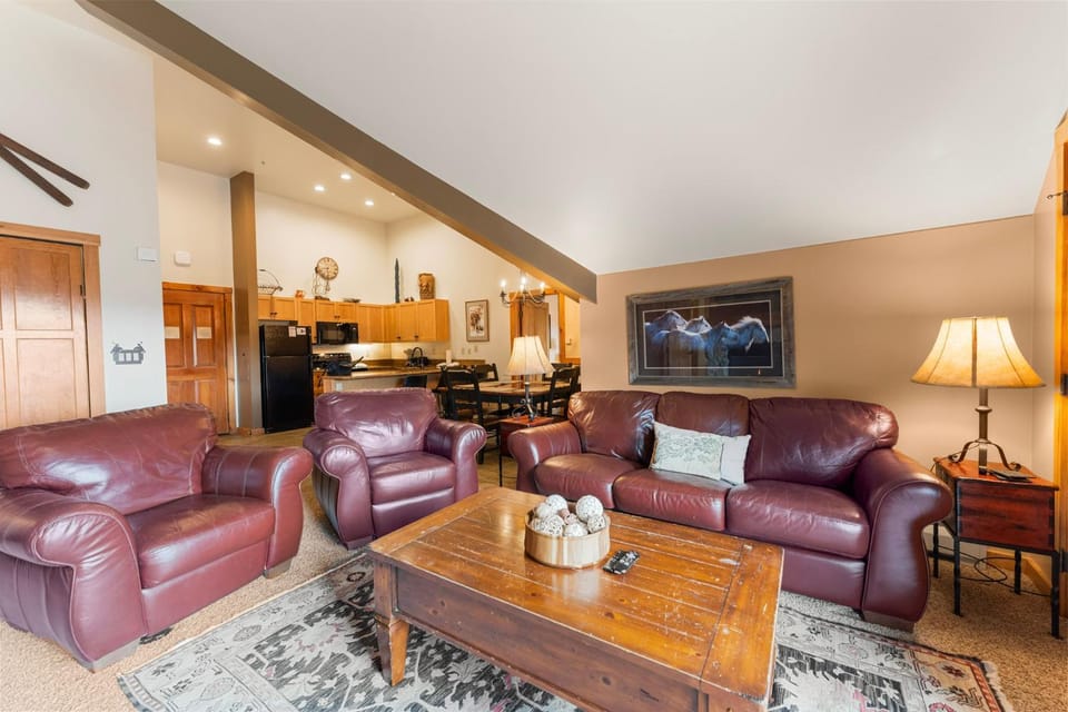 Day, TV and multimedia, Kitchen or kitchenette, Living room, furniture