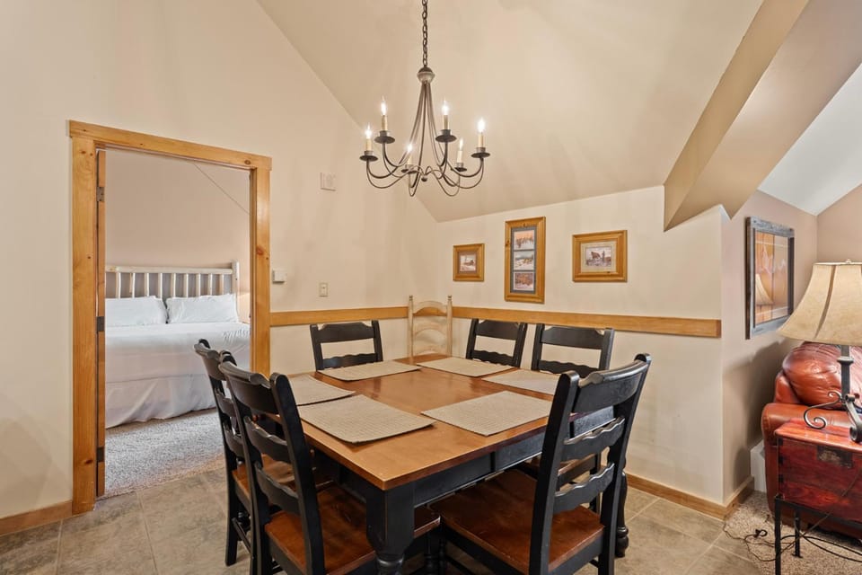 Bed, Dining area, Bedroom, furniture