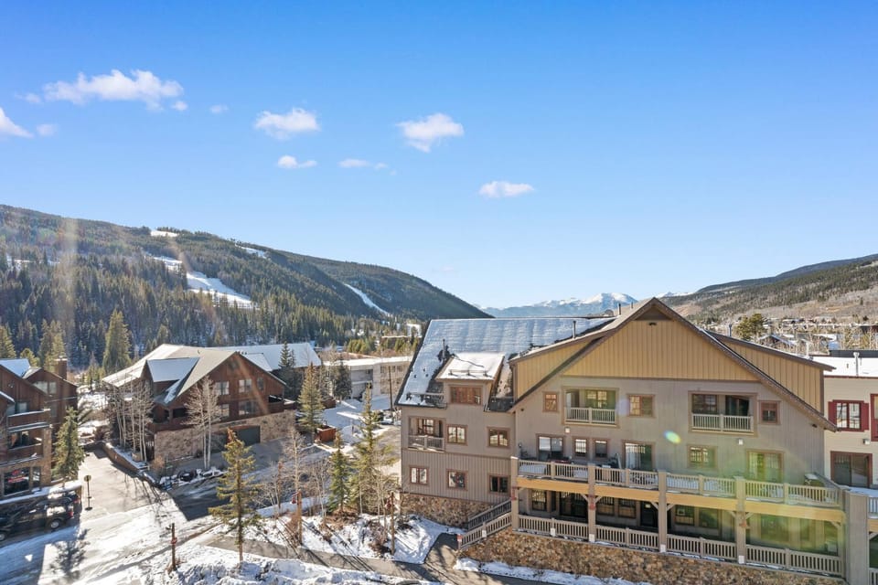 Property building, Day, Neighbourhood, Natural landscape, Winter, Skiing, Mountain view