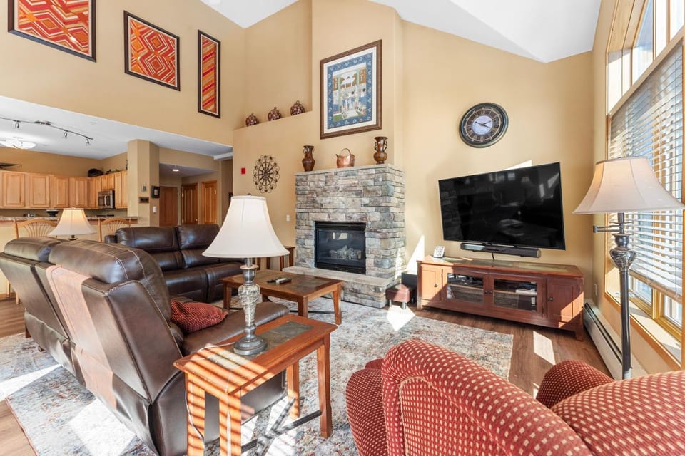 Day, TV and multimedia, Kitchen or kitchenette, Living room, Seating area, fireplace, furniture