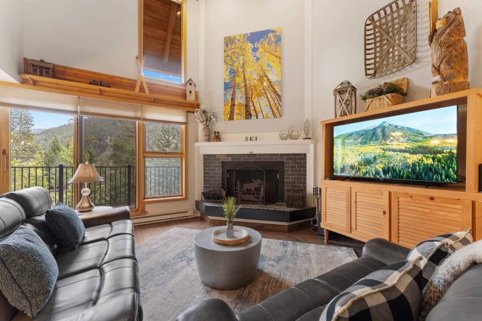 Day, TV and multimedia, View (from property/room), Living room, Mountain view, fireplace, furniture