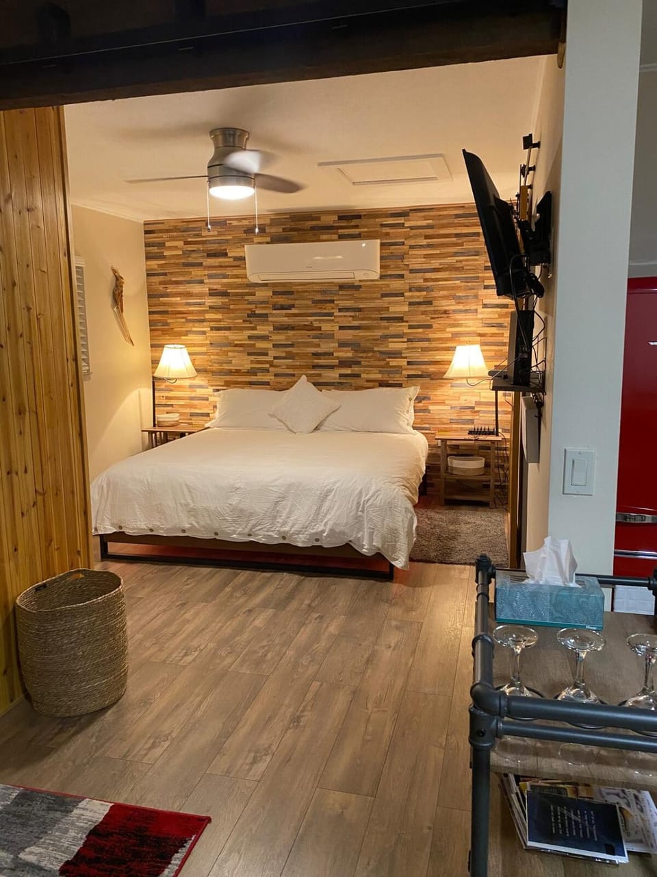 Romantic Cottage! King bed! Private hottub! Uptown! Chalet in Sedona