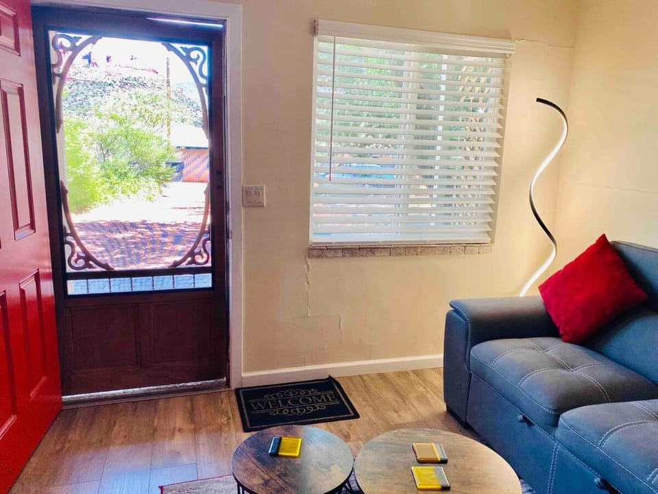 Romantic Cottage! King bed! Private hottub! Uptown! Chalet in Sedona