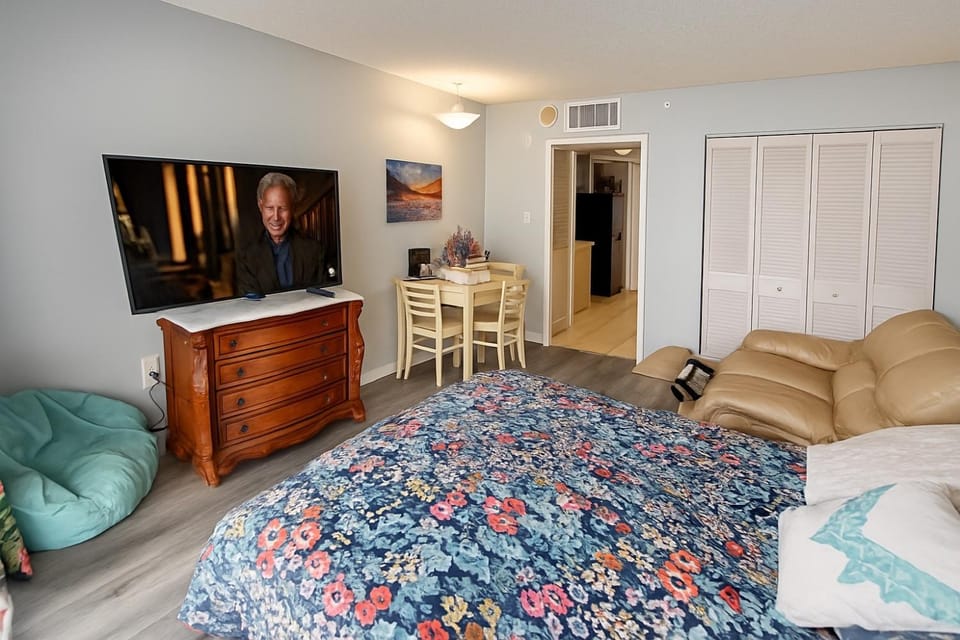 Great 2-Br direct Oceanfront Condo near Boardwalk at Camelot By Sea Apartment in Myrtle Beach