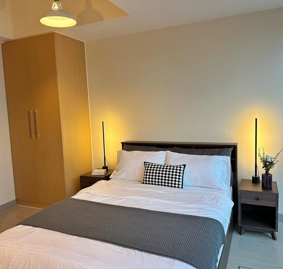 BGC 1BR with Fast wifi and Pool use Apartment in Makati
