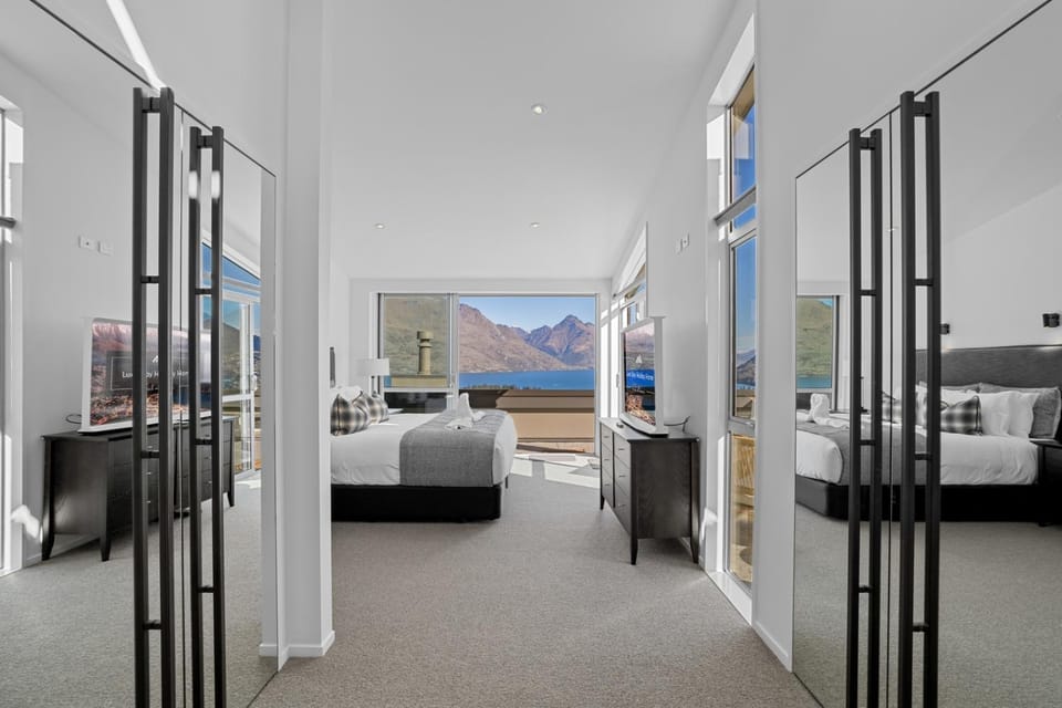 Luxury Villa with Panoramic Lake & Mountain Views House in Queenstown