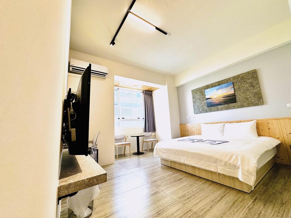 Photo of the whole room, air conditioner