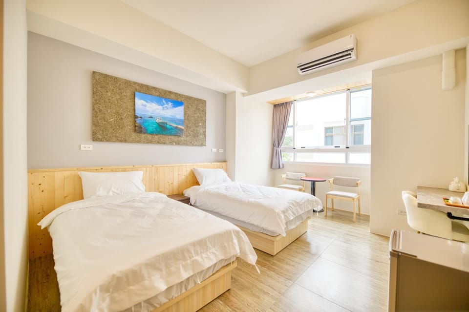 Photo of the whole room, air conditioner