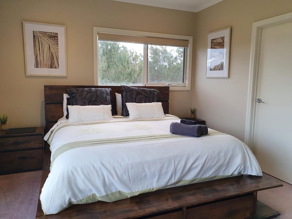 L'Barza Lovely 3BR Serviced Townhouse near Lake Apartment in Shepparton