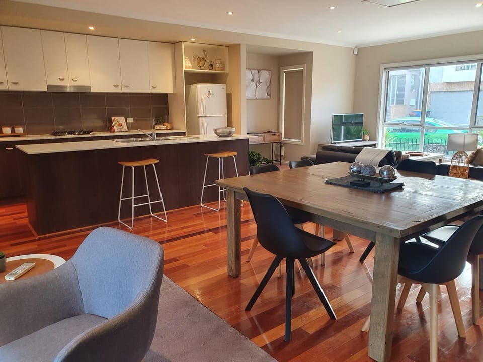 L'Barza Lovely 3BR Serviced Townhouse near Lake Apartment in Shepparton