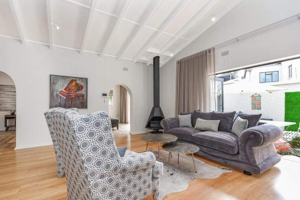 Cosy Home close to Sandton House in Sandton